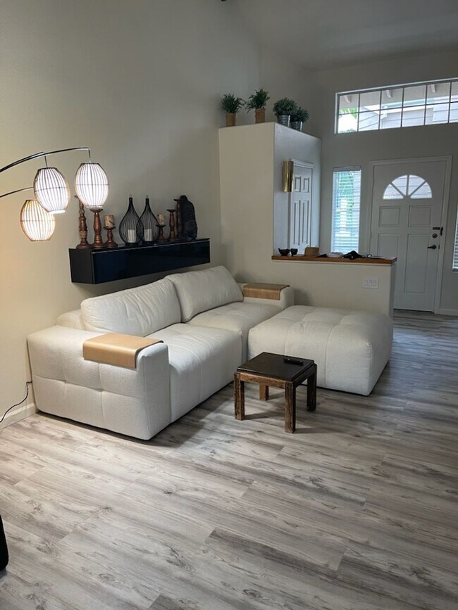 Building Photo - Beautiful Condo in La Jolla, San Diego! Fu...