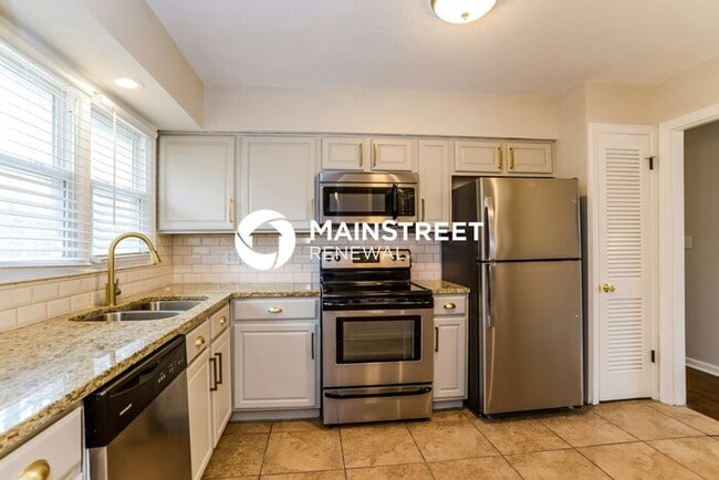 Building Photo - 3 Bedroom Pet-Friendly Home in KANSAS CITY, MO with Main Street Renewal