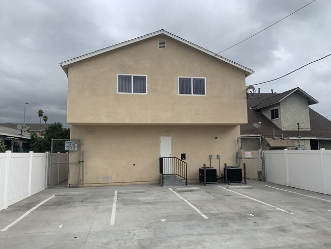 Building Photo - 708 W Gage Ave