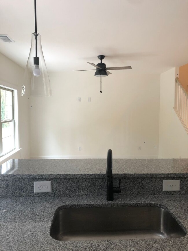 Building Photo - Townhome with 3 Bed/2.5 Bath w 1 Car Garag...