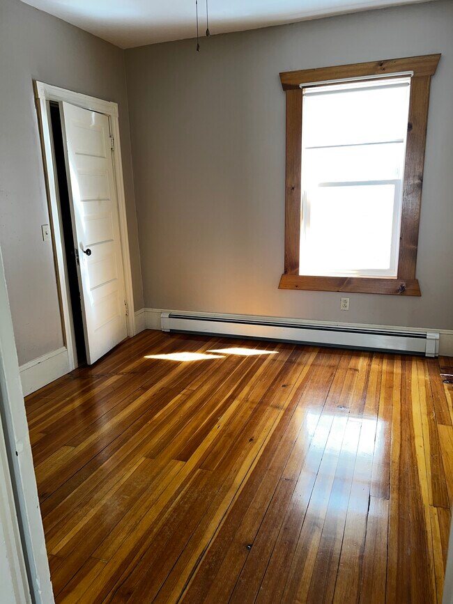 Building Photo - 25 Maple St