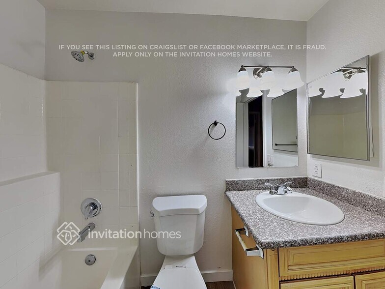 Building Photo - 3226 W Ross Ave