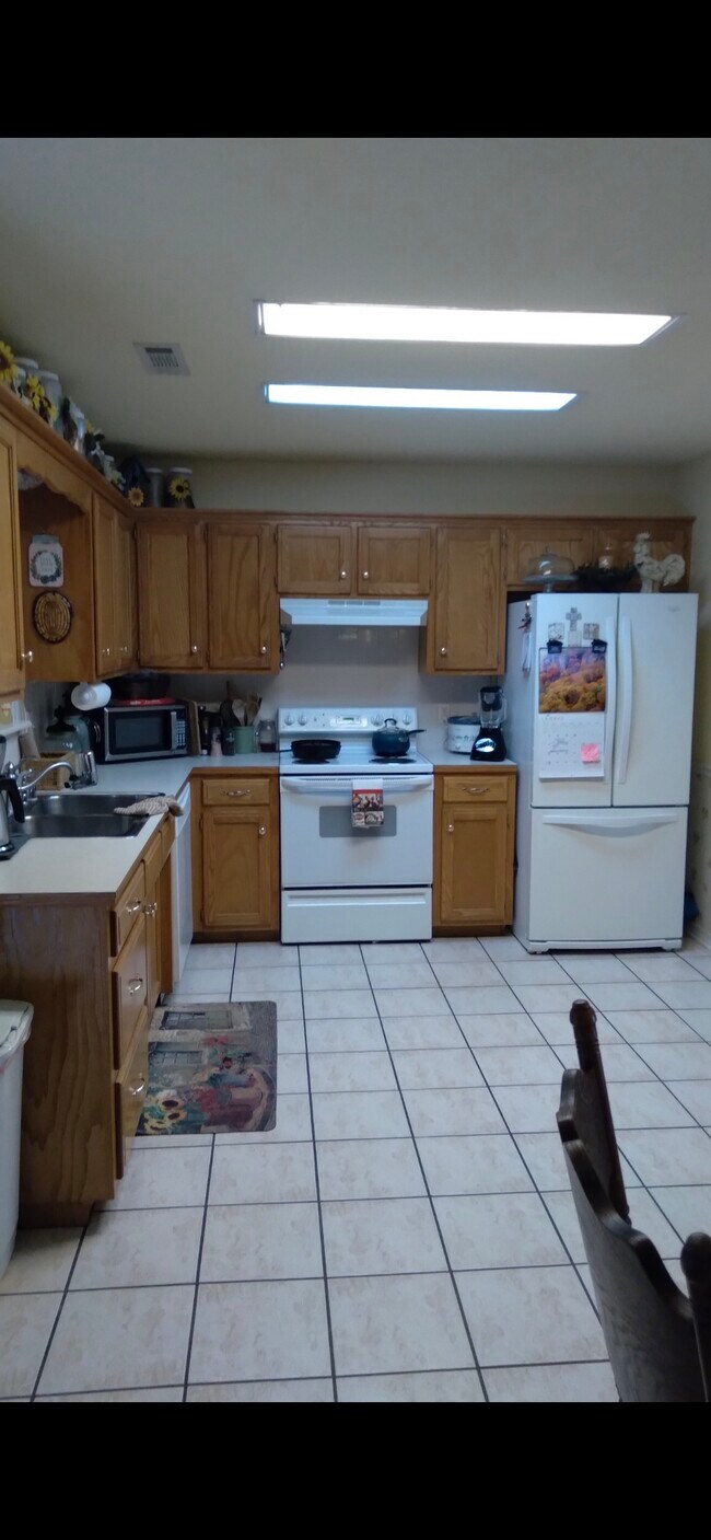 Building Photo - 875 S Regency Dr