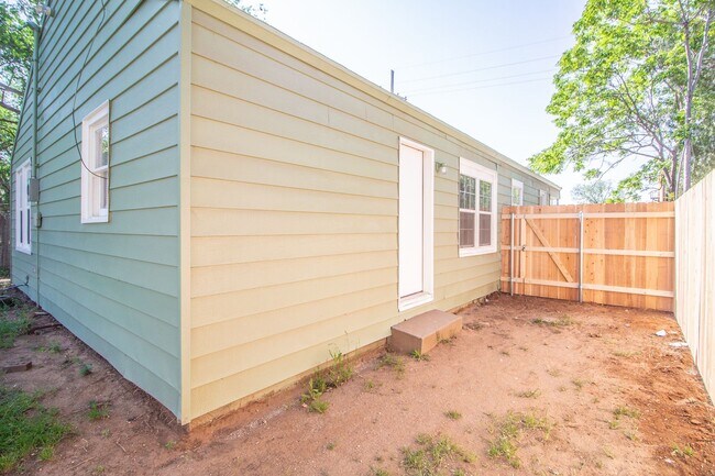 Building Photo - Updated 3 bed 1 bath close to 19th Street