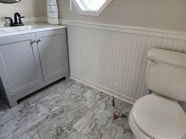 Building Photo - Large 4 BR, 2 Bath Country Home and Workshop