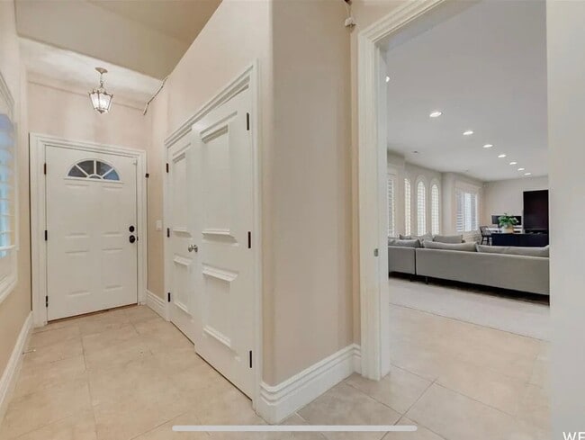 Building Photo - 4900 Marilyn Dr