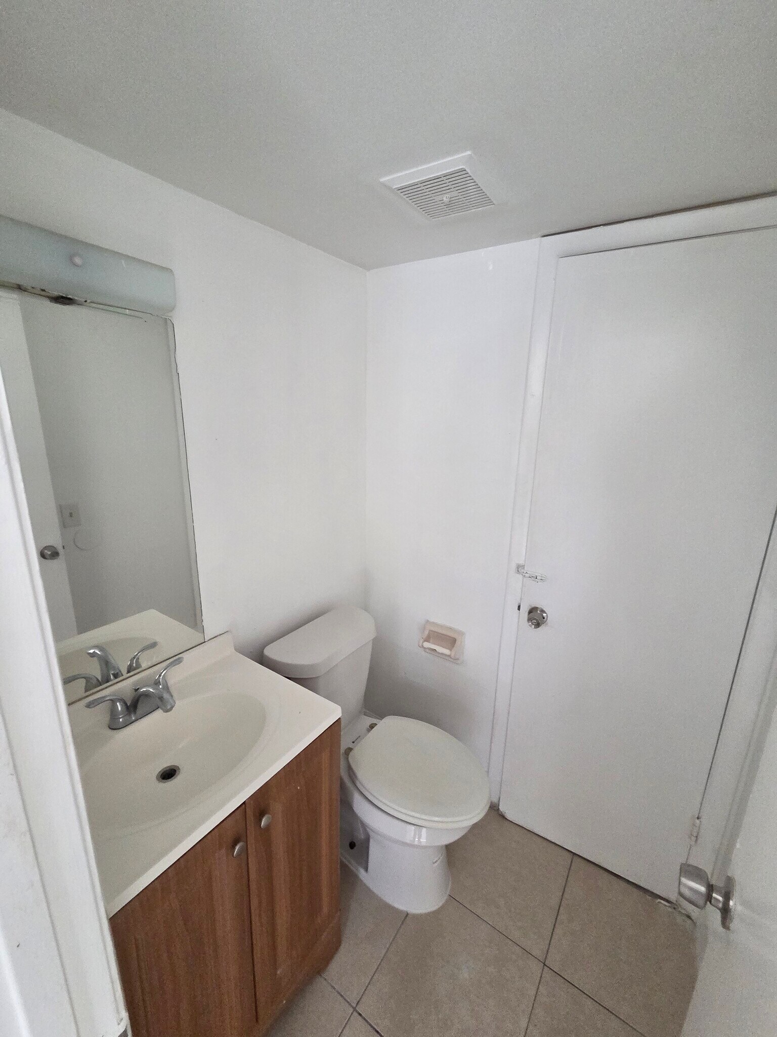half bathroom - 2460 W 56th St