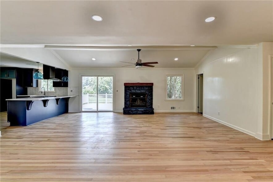 Building Photo - 6085 Glenridge Dr