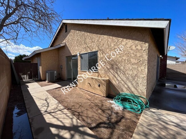 Building Photo - 3 Bedroom 2 Bath Home For Rent in Palmdale