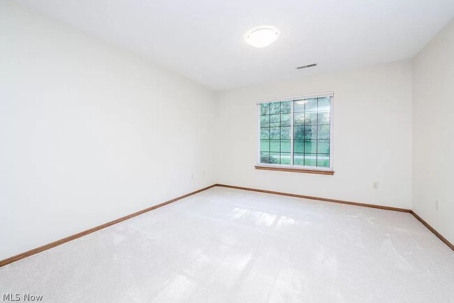 Building Photo - 8677 Scenicview Dr