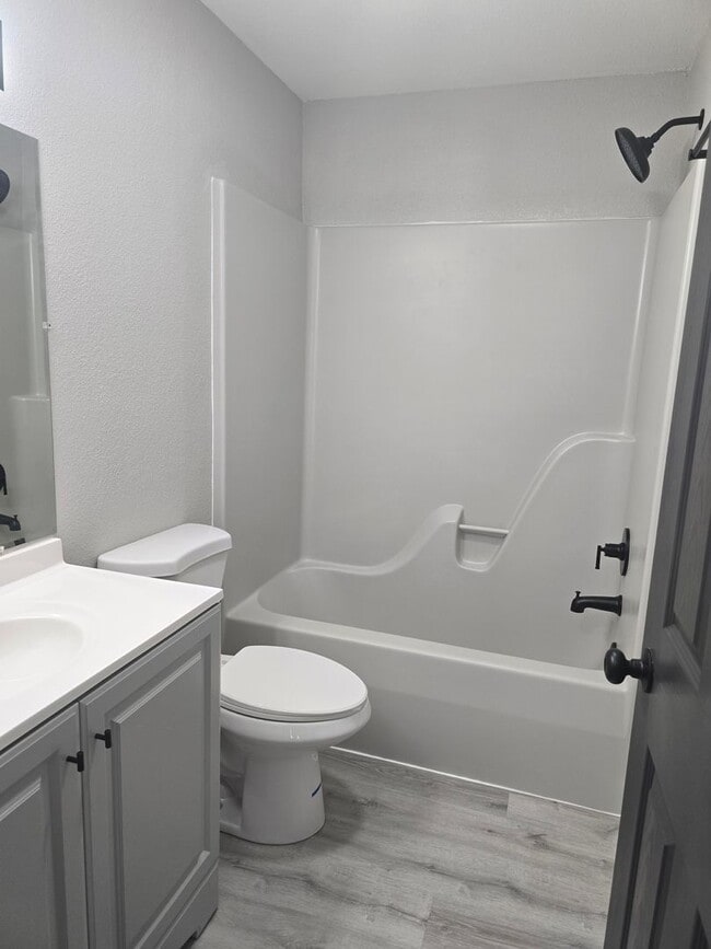 Building Photo - Newly Renovated 2 Bedroom 1.5 Bathroom Townhouse in Osage Beach!