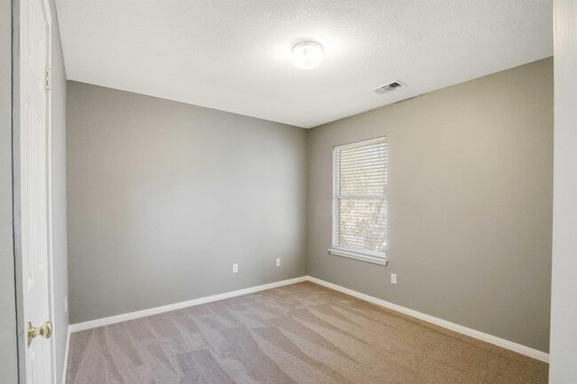 Building Photo - 910 Champions Point Dr
