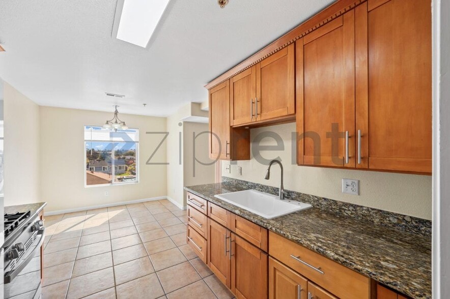 Building Photo - Unit C