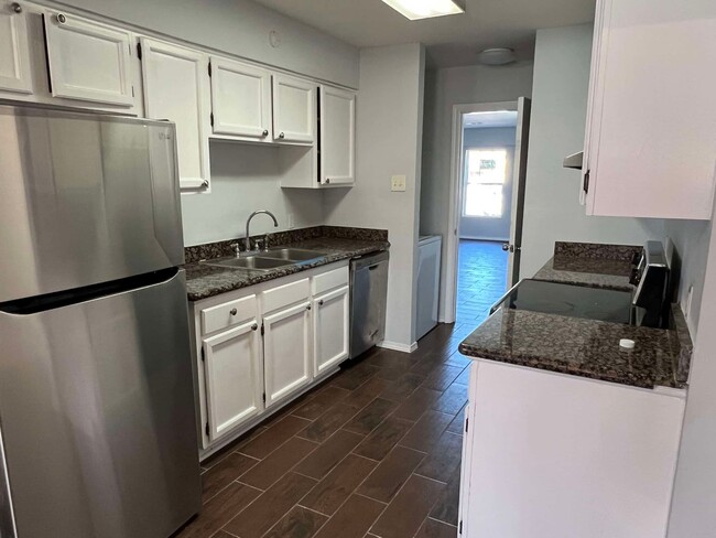 Building Photo - 1020-1022 Vera Court