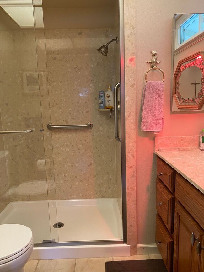 Building Photo - 6836 Oakmont Dr