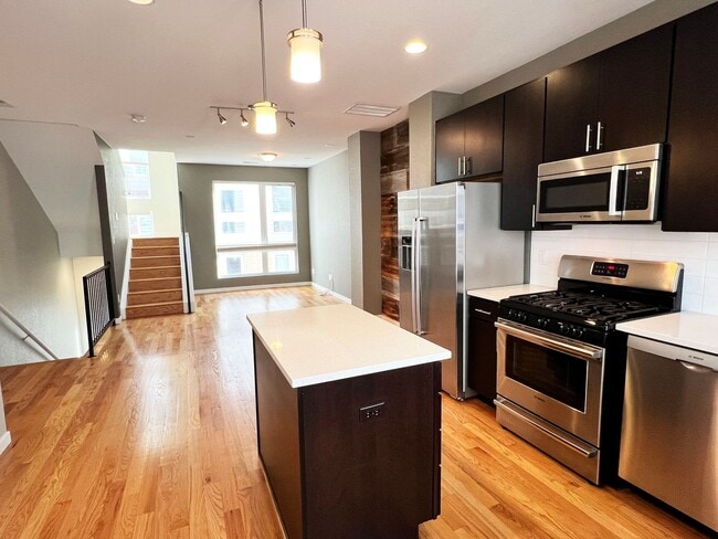 Building Photo - Luxury Slot-Style Town Home in the Heart of RiNo