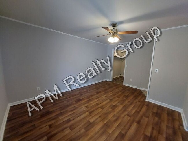 Building Photo - One bedroom in quiet Rosewood