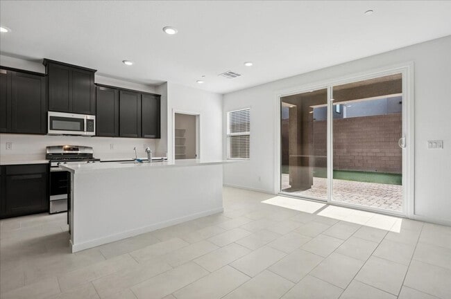 Building Photo - Beautiful New Home in Black Mountain Planned Community