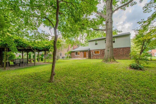 Building Photo - Recently Updated! 4 Bed/2.5 bath
