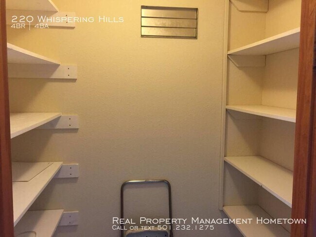 Building Photo - 220 Whispering Hill St