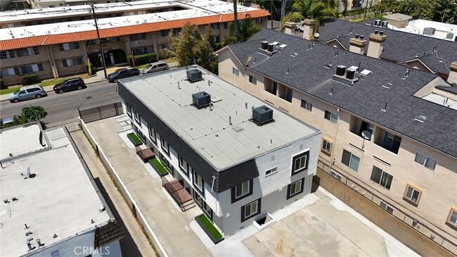 Building Photo - 7010 Lennox Ave