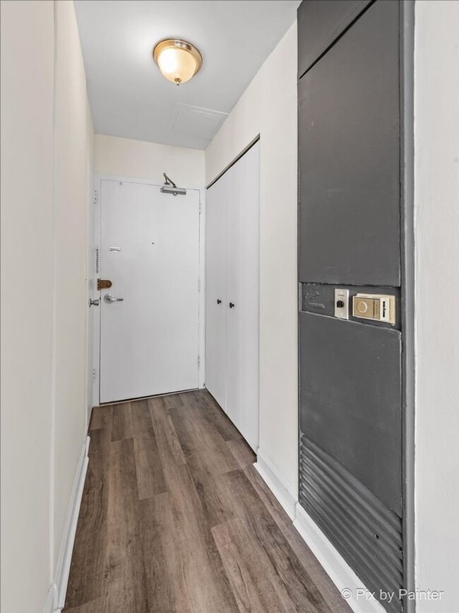 Building Photo - 6301 N Sheridan Rd