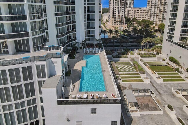 Building Photo - 15811 Collins Ave