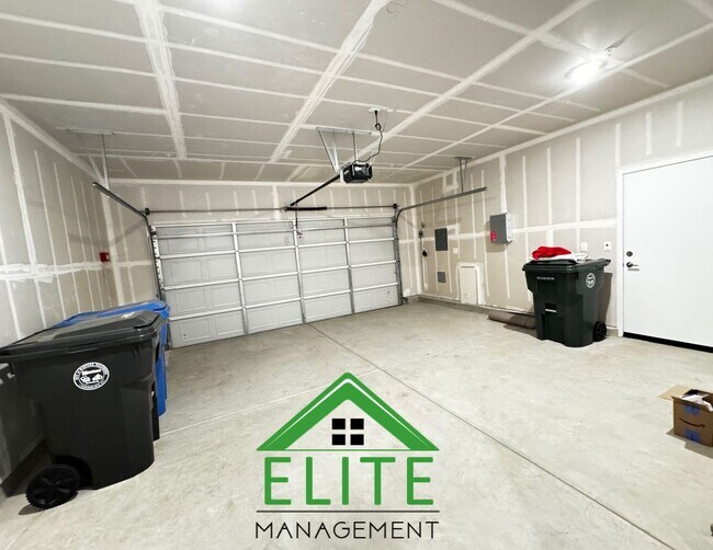 Building Photo - 3266 Vallonea St
