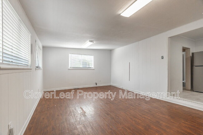 Building Photo - 323 Barrera St