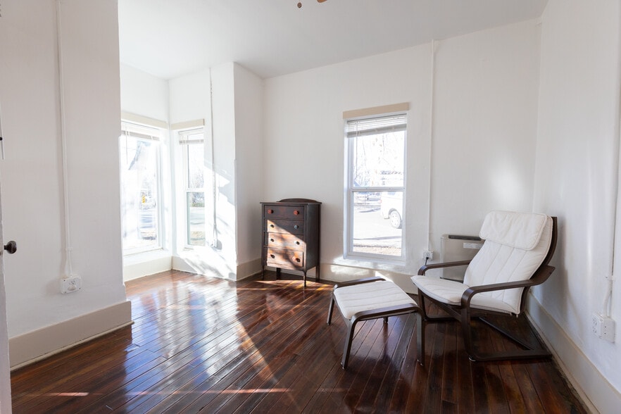 Building Photo - 105 E 2nd St