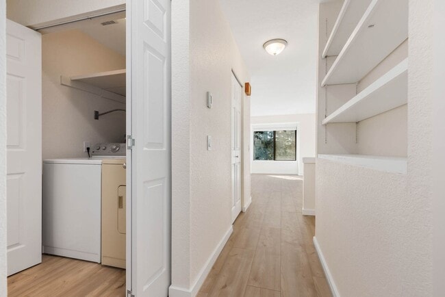 Building Photo - Newly updated 2 Bedroom 2 Bathroom Condo Near Downtown Kirkland- 1 free month!