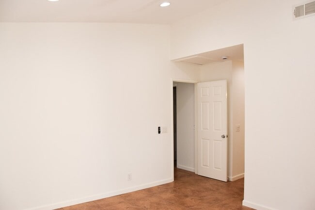 Building Photo - 3340 E Collins Ave
