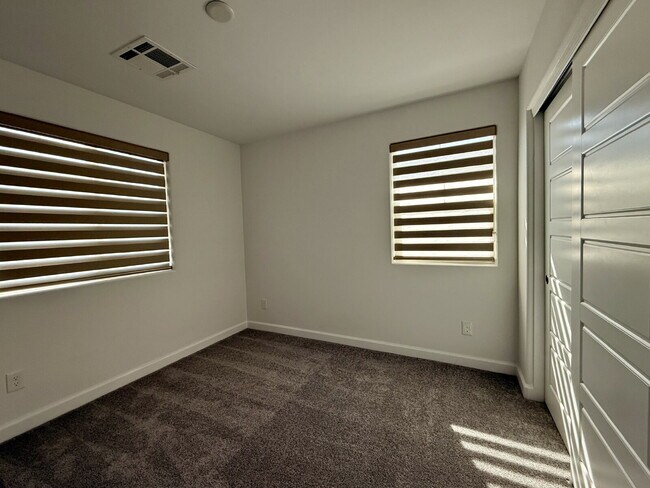 Building Photo - 3 BED 2.5 BATH 2 CAR GARAGE TOWNHOUSE W/ LOFT IN HENDERSON CADENCE COMMUNITY FEAT. COMMUNITY POOL!