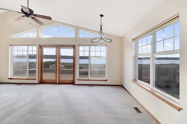 Building Photo - 2 Bed 2 Bath w/Large Office - Penn Cove Views - NAS Whidbey