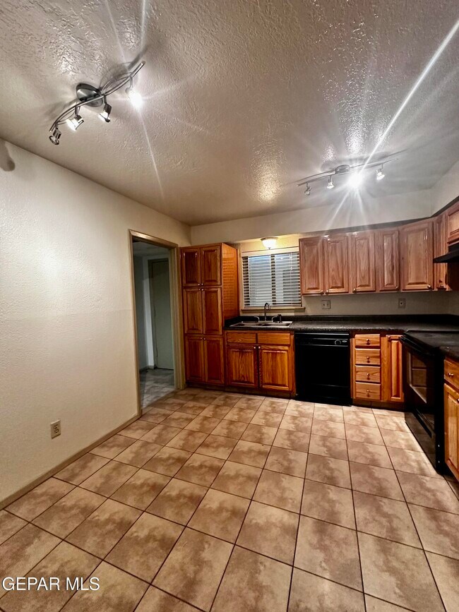 Building Photo - 4433 N Stanton St