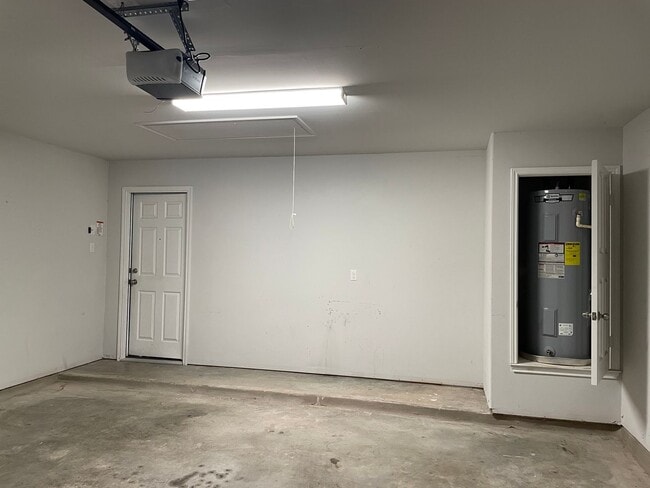 Building Photo - Available Now | Modern Single-Story 3 Bed, 2 Bath | Separate Office/Den | Big Yard | Pet Restrict...