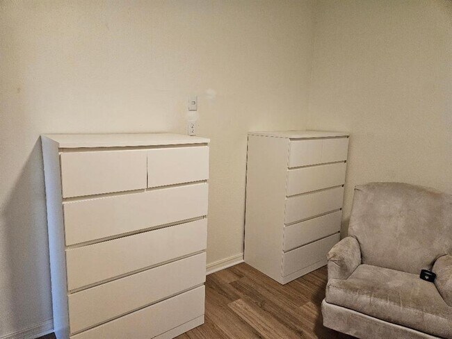 Building Photo - 710 N Avenue C