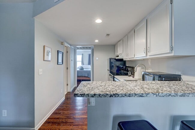 Building Photo - 1 bedroom 1 Bath Beside UNCW