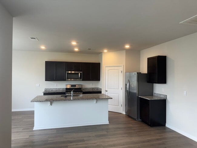 Building Photo - Great 3BR Home