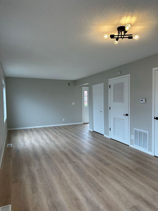 Building Photo - Downtown 3 bed 2 bath townhome *PRICE DROP*