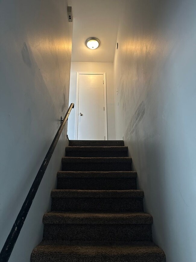 Building Photo - Available Now! Townhouse in Jacksonville