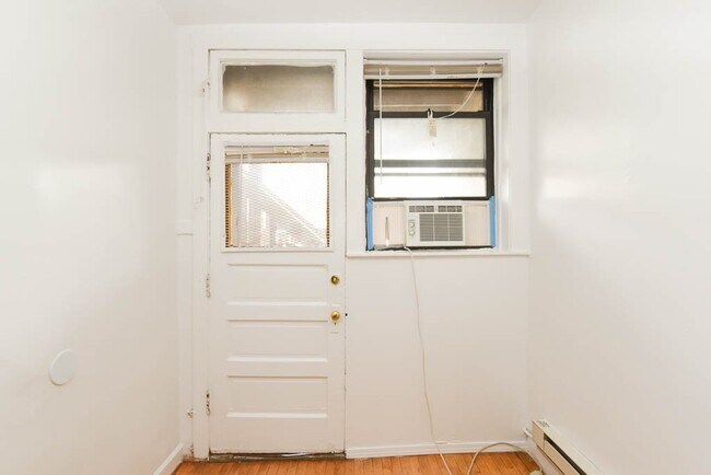 Building Photo - 834 W Waveland Ave