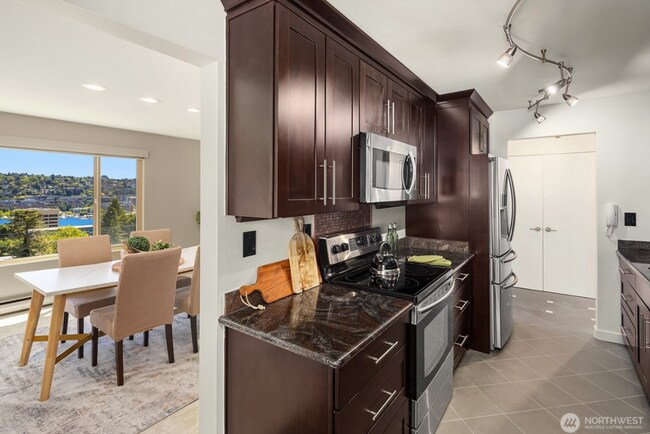 Building Photo - Top Floor Queen Anne Unit! (Beautiful views & 3 Parking Spaces)