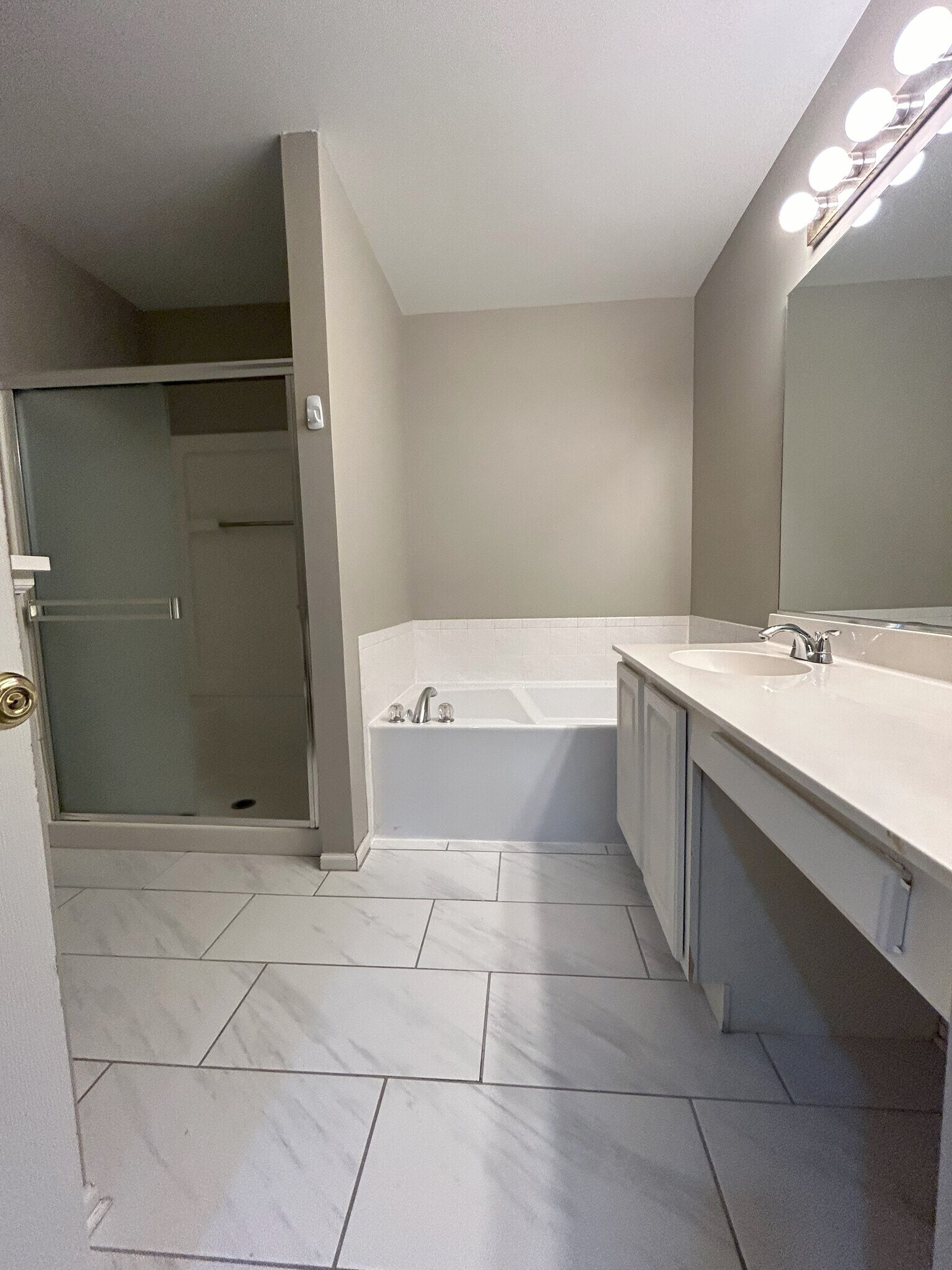 Building Photo - 707 Red Oak Ct