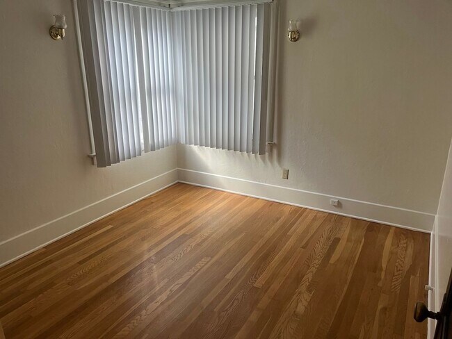 Building Photo - DEA-1061-KALMIA ST