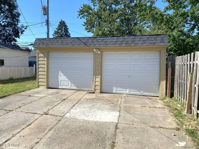 Building Photo - 21417 Gardenview Dr