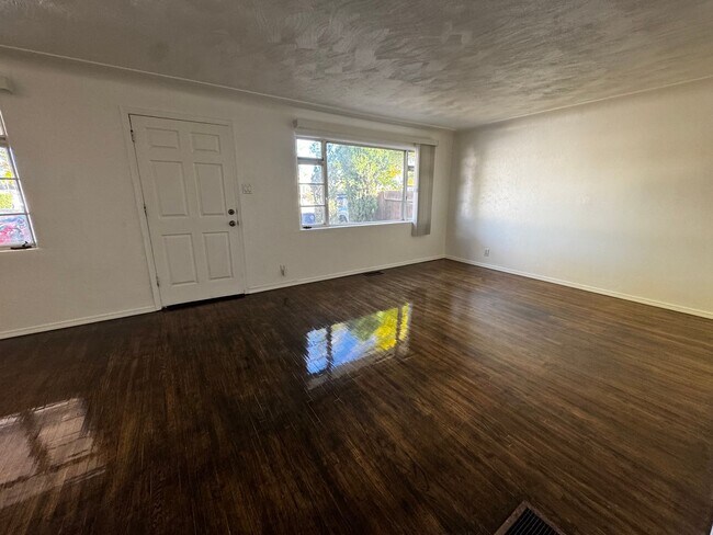 Building Photo - 3 Bedroom 2 Bath Home