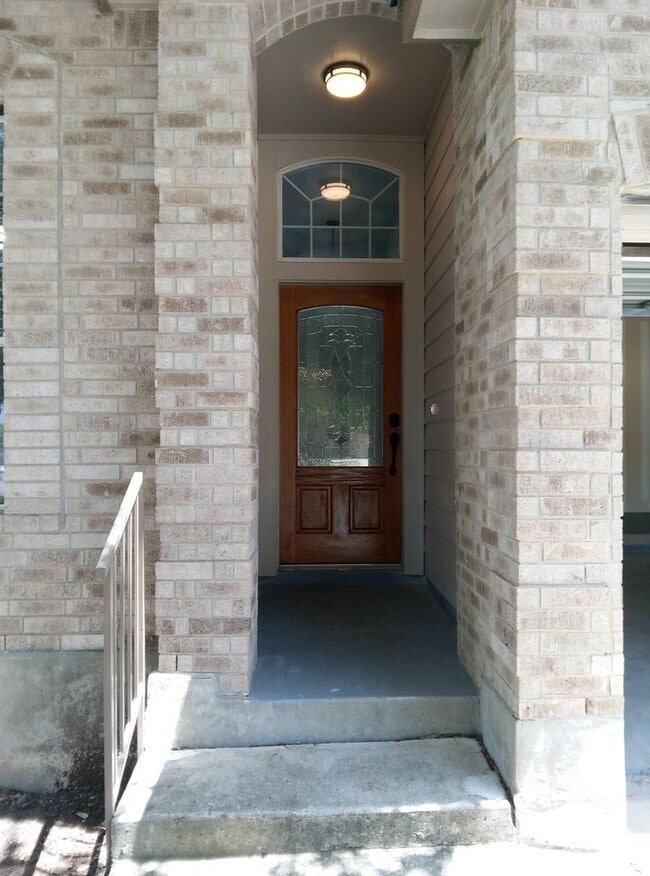 Building Photo - Beautiful and Spacious 3bdrm/2bath 2 car g...