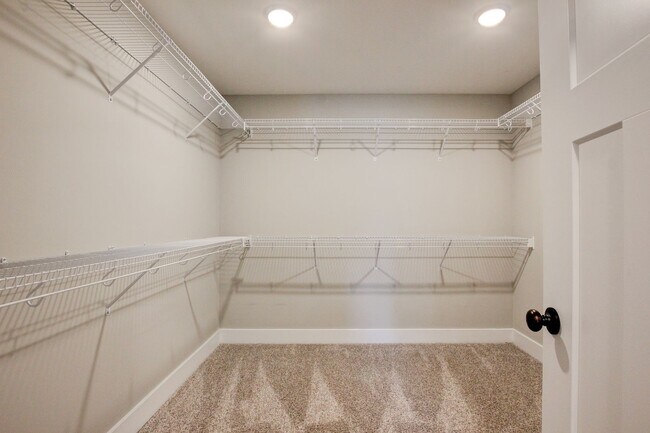 Building Photo - Fresh and Clean 3 bed/2 bath minutes from Exit 8.  Show Stopper!