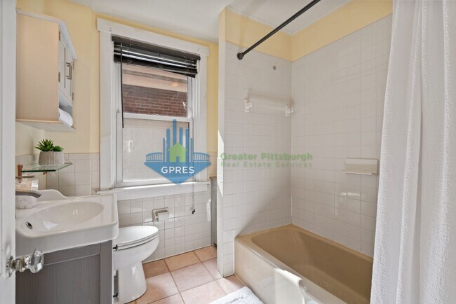 Building Photo - Spacious 3-Bedroom Home w/ Parking & Centr...